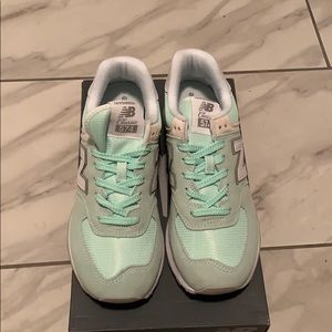 NWT NEW BALANCE 574 SEAFOAM GREEN - SIZE 8